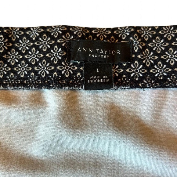 Ann Taylor LOFT Geometric Pencil Skirt L Black White Stretch Pull-On - Picture 3 of 4